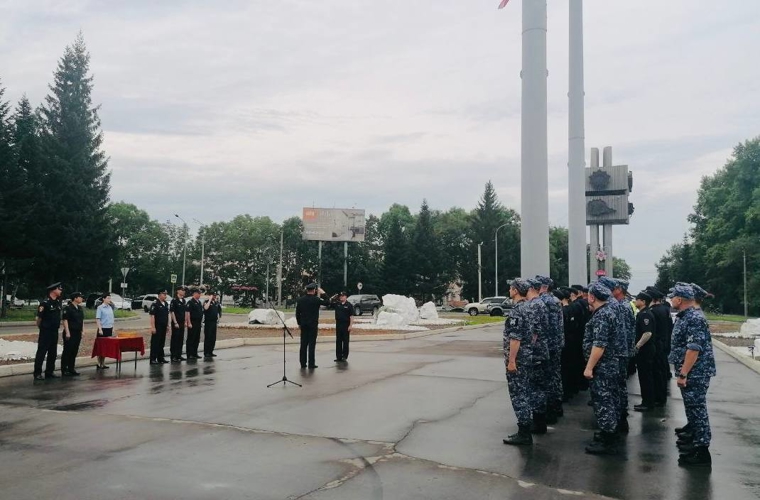 В столице Еврейской автономной области сотрудники вневедомственной охраны Росгвардии приняли участие в общегородском гарнизонном разводе.