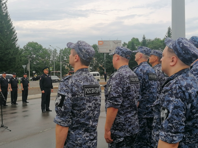 В столице Еврейской автономной области сотрудники вневедомственной охраны Росгвардии приняли участие в общегородском гарнизонном разводе.