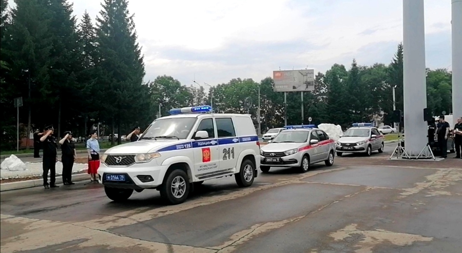 В столице Еврейской автономной области сотрудники вневедомственной охраны Росгвардии приняли участие в общегородском гарнизонном разводе.