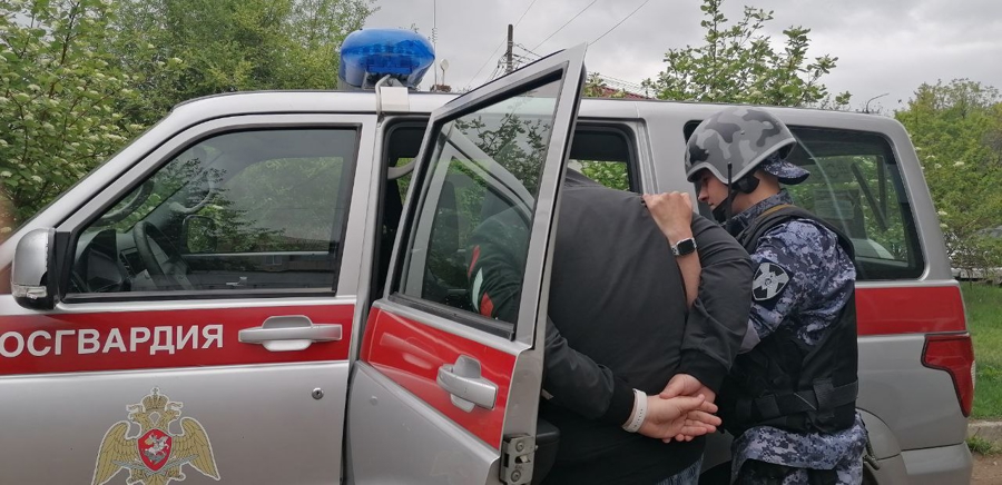 ВОДИТЕЛЯ ЗАДЕРЖАЛИ РОСГВАРДЕЙЦЫ В НЕТРЕЗВОМ ВИДЕ ПОСЛЕ СТОЛКНОВЕНИЯ С БОРДЮРОМ В БИРОБИДЖАНЕ