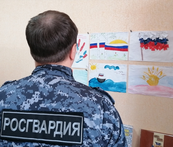 Сотрудники отдела вневедомственной охраны организовали выставку детских рисунков в День Государственного флага России