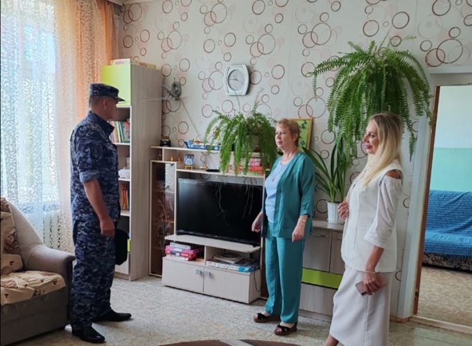В Биробиджане сотрудники Росгвардии приняли участие в проверке готовности образовательных учреждений к началу учебного года