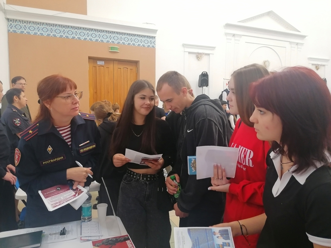 В Биробиджане  офицеры Росгвардии приняли участие в ярмарке вакансий