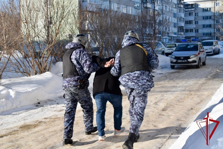 СОТРУДНИКИ РОСГВАРДИИ ПО ЕАО ЗАДЕРЖАЛИ ГРАЖДАНИНА ПО ПОДОЗРЕНИЮ В ХРАНЕНИИ НАРКОТИЧЕСКИХ ВЕЩЕСТВ