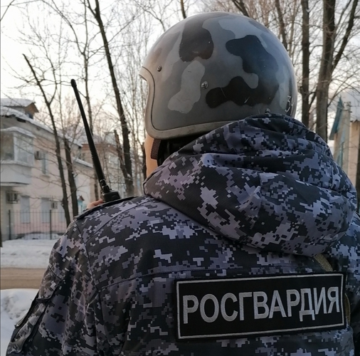 В Биробиджане сотрудники вневедомственной охраны Управления Росгвардии по Еврейской автономной области пресекли серию хищений готовой продукции из кулинарного отдела крупного торгового центра на улице Шолом - Алейхема.