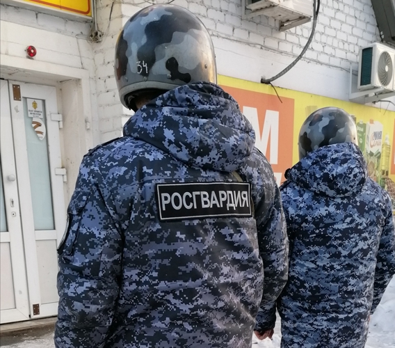 ГРАЖДАНКА ЗАДЕРЖАНА РОСГВАРДЕЙЦАМИ ПРИ ПОПЫТКЕ ТАЙНОГО ВЫНОСА ПРОДУКЦИИ ИЗ МАГАЗИНА В БИРОБИДЖАНЕ