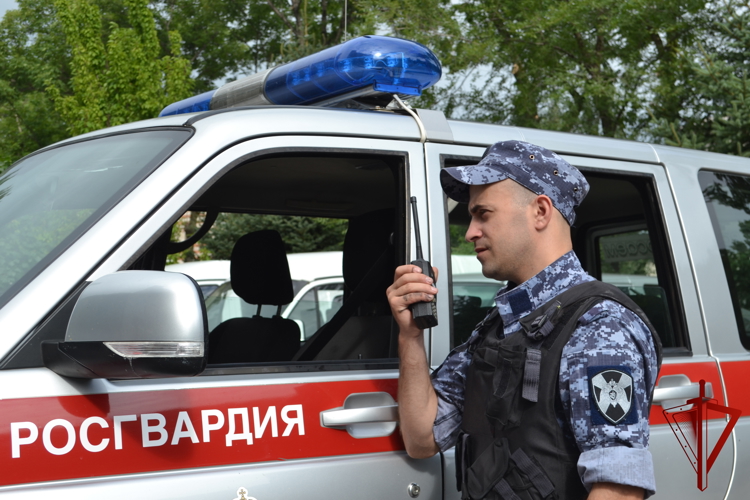  В БИРОБИДЖАНЕ ЭКИПАЖ ВНЕВЕДОМСТВЕННОЙ ОХРАНЫ РОСГВАРДИИ ОБЕСПЕЧИЛ ЗАЩИТУ ИМУЩЕСТВА ГРАЖДАНИНА