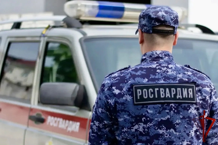 ПАТРУЛИРУЯ УЛИЦЫ БИРОБИДЖАНА, РОСГВАРДЕЙЦЫ ЗАДЕРЖАЛИ ПОДОЗРЕВАЕМОГО В ХРАНЕНИИ НАРКОТИКОВ