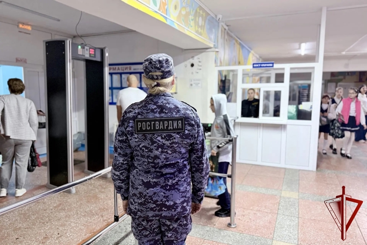 РОСГВАРДЕЙЦЫ В ЕВРЕЙСКОЙ АВТОНОМНОЙ ОБЛАСТИ ОБЕСПЕЧИЛИ БЕЗОПАСНОСТЬ ДНЯ ЗНАНИЙ